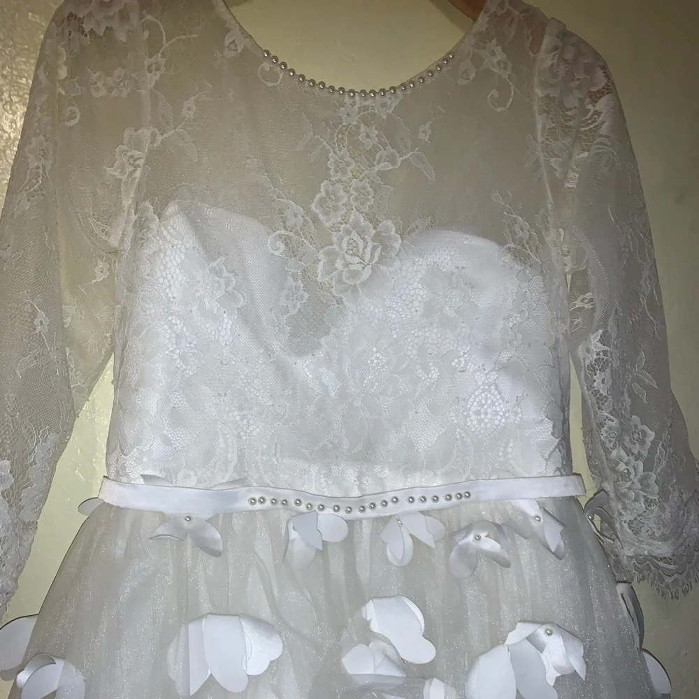 White flower girl dress with flower petals - Picture 1 of 5